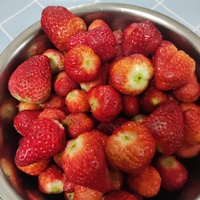 洗了一大盆草莓，每一个都又大又甜，吃的时候心情也变好了。