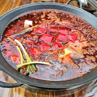 没我想象中的那么辣，但是越吃越辣，另外，四川火锅的灵魂不是牛油锅底也不是油碟蘸料，是啥我不告诉你们[阴险]